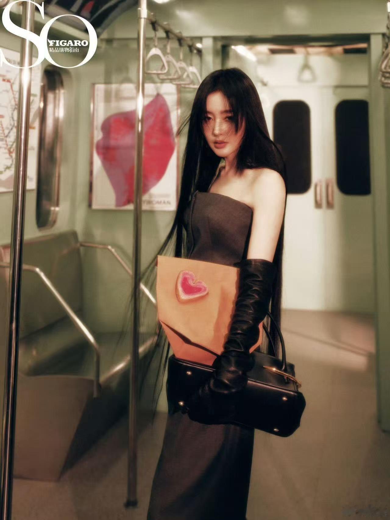 红发白翼惊艳都市地铁！张天爱化身暗夜天使，将平凡站台化作梦幻秀场，每一帧都是行走