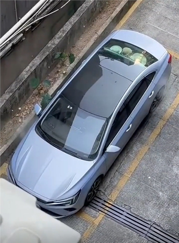 【：从冒烟到爆燃仅30多秒】快科技11月18日消息，电动车爆燃起火有多猛？近日有