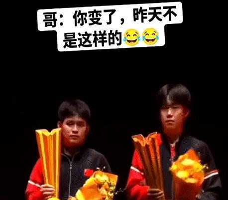 王楚钦没帮林诗栋搬奖杯？别急着骂双标。那奖杯9.8公斤，正好是教练给他定的“