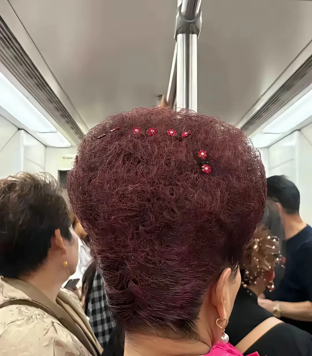 研究了八个站，我都没研究出大妈这发型，晚上睡觉的时候要怎么样才能保持不乱的。