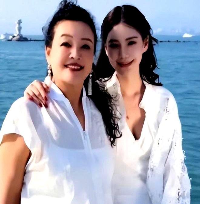 汪小菲父子联手，依然斗不过一个张兰。直播间里，汪小菲拍着大腿大倒苦水。他吐