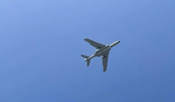 这应该就是直接宣传的阅兵公开的空基战略武器了，惊雷-1空射弹道导弹。说实话，