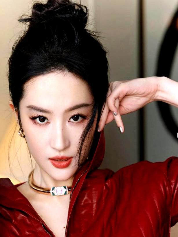 片酬咬死5000万，刘亦菲已经快800天没戏拍了。整个影视圈都在降价求生，