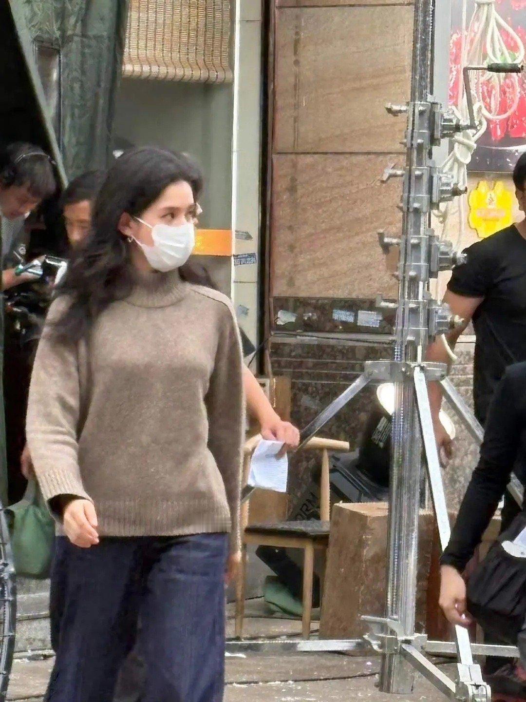 张婧仪这服装还不如旁边的黑衣服