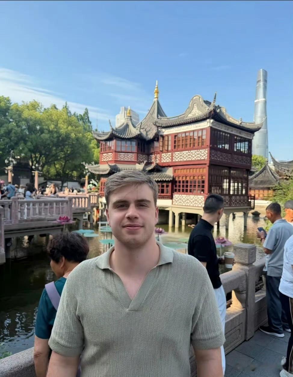 来上海忙商业活动的小莫，妥妥把行程安排成了逛吃之旅😆打卡各大城市地标，还频频