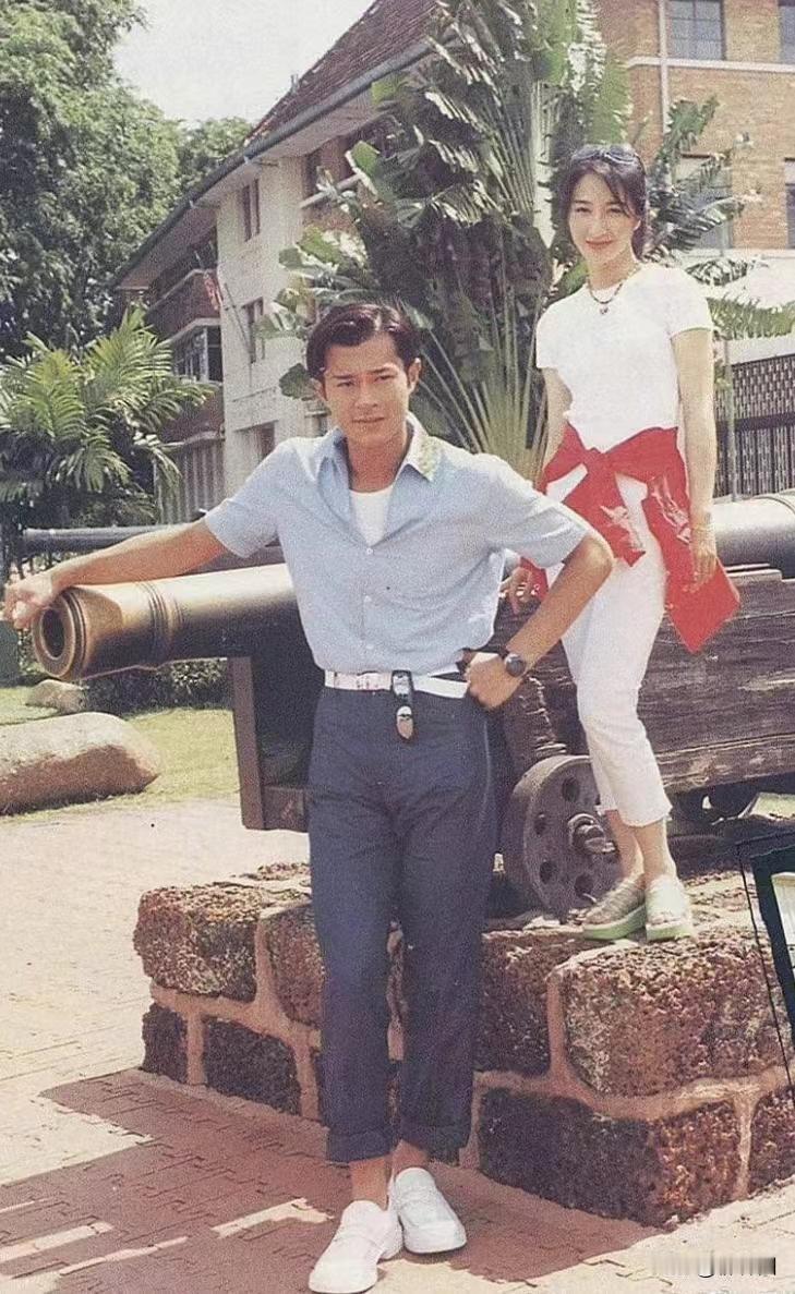 “这张照片拍摄于27年前，能认出来三人的，估计都儿女绕膝了吧。”​​​据悉，