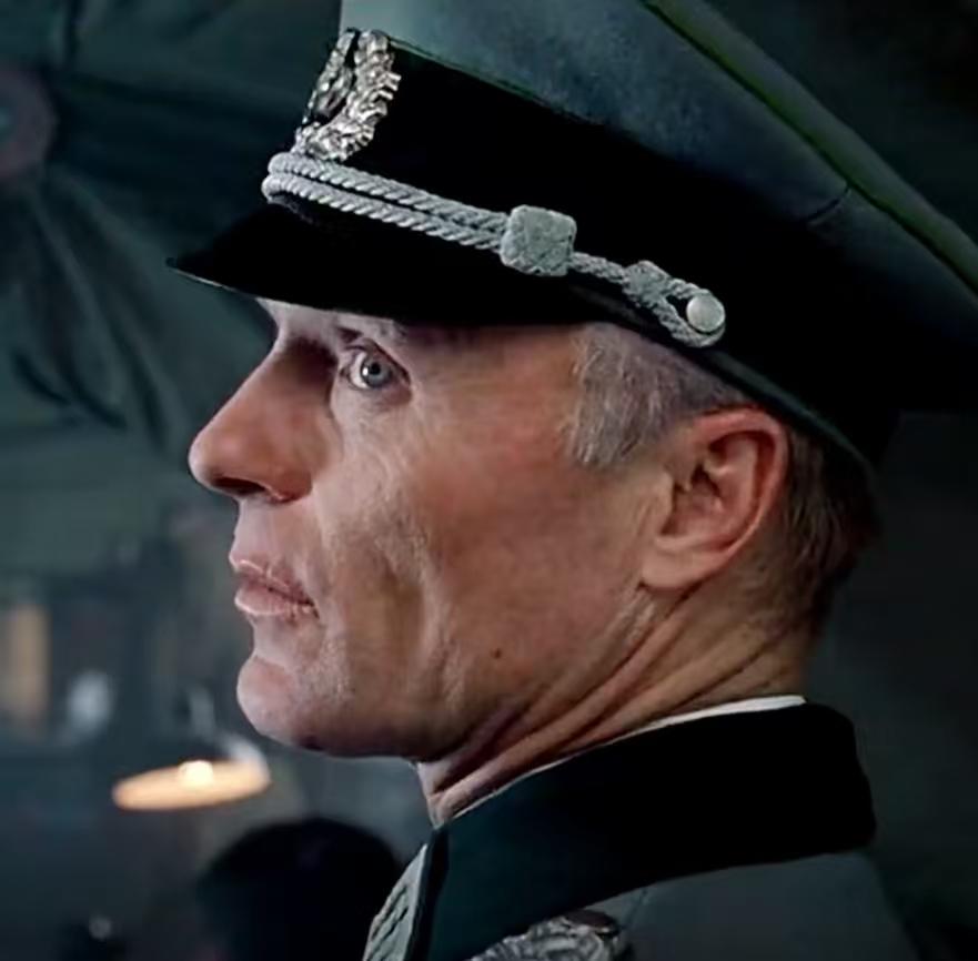 他是隐藏在好莱坞一“角落”的著名影星，低调沉稳是他的一贯性格。艾德·哈里斯