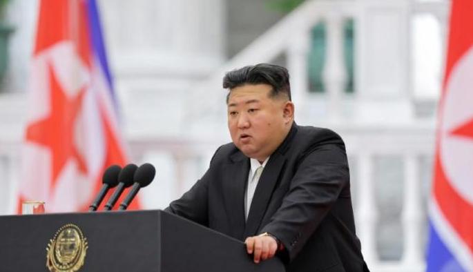 见完打了鸡血的高市，特朗普抵韩已累虚脱，金正恩马上送了“导弹礼炮”。刚刚见完高市