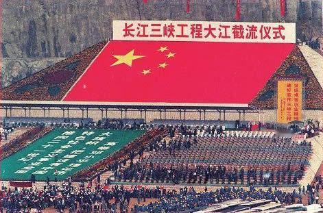 当年中国要在滚滚长江上切断水流搞大坝，国外专家直摇头，断言这种水深流急的恶劣地质