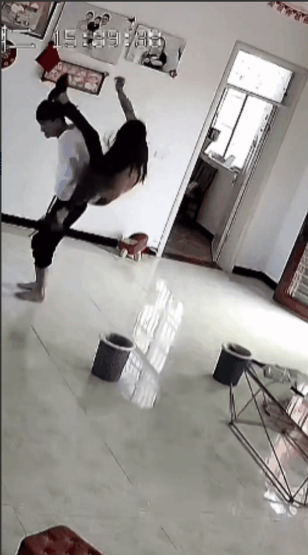 这两口子可真会玩！男子让老婆骑在他脖子上，当他起身站起来的时候。男子的老婆突