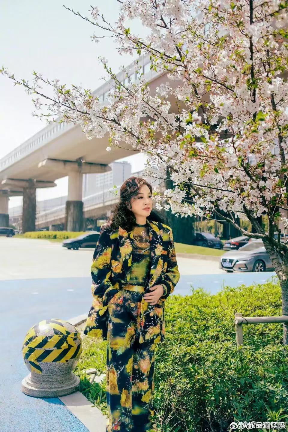 刘晓庆红色皮衣学院风刘晓庆这次活动造型真的太成功了，红色皮衣配学院风套装让人眼