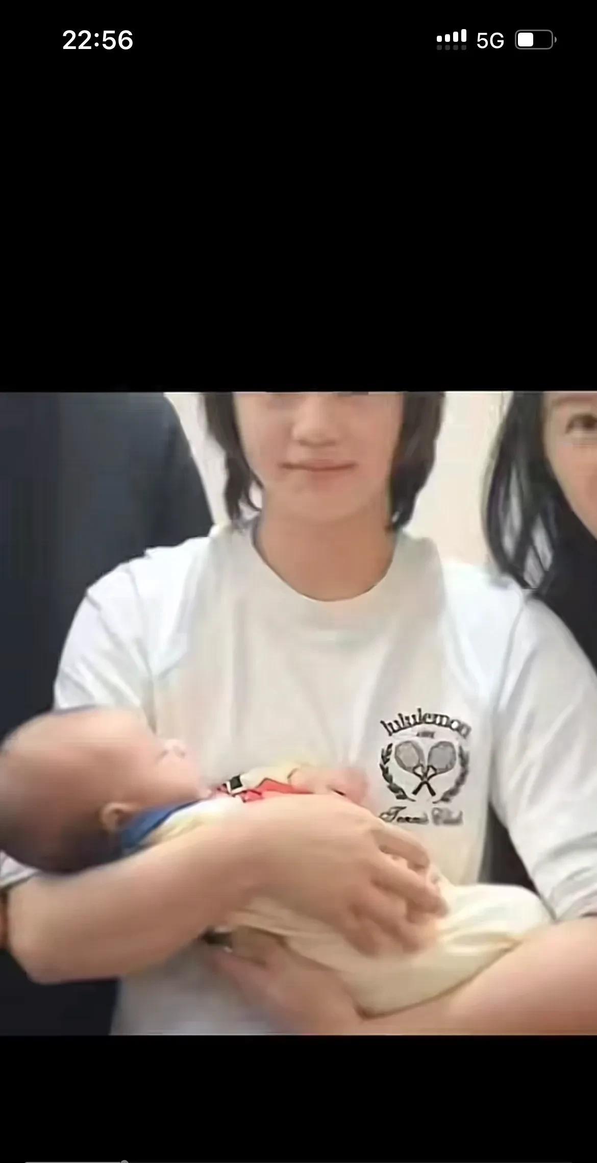 吓死人了，以为全红婵已经当妈妈了，看看她抱小孩子的姿势，有模有样的，原来只是一场
