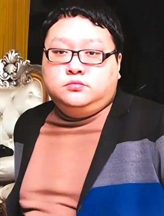 文强的儿子文伽昊现在在重庆一家物流公司当调度员，每月拿着三千多元工资。早在他二