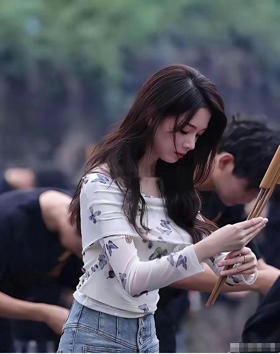 陈瑶终于进剧组了，感觉她的身材真好好一直看着她的脸忘记她的身高了