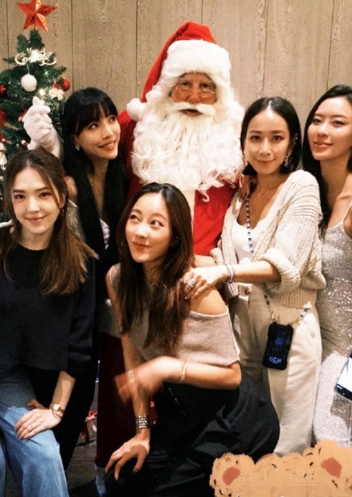 许玮甯和王力宏前妻一起过圣诞，她俩关系够好的，应该是好闺蜜了！前段时间许玮甯婚礼