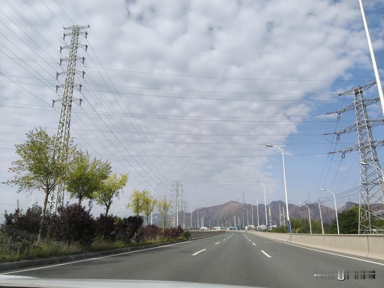 周末兰州的天空变化很神奇今天早晨开车出去的时候，天空上面都像棉花一样，真的出现
