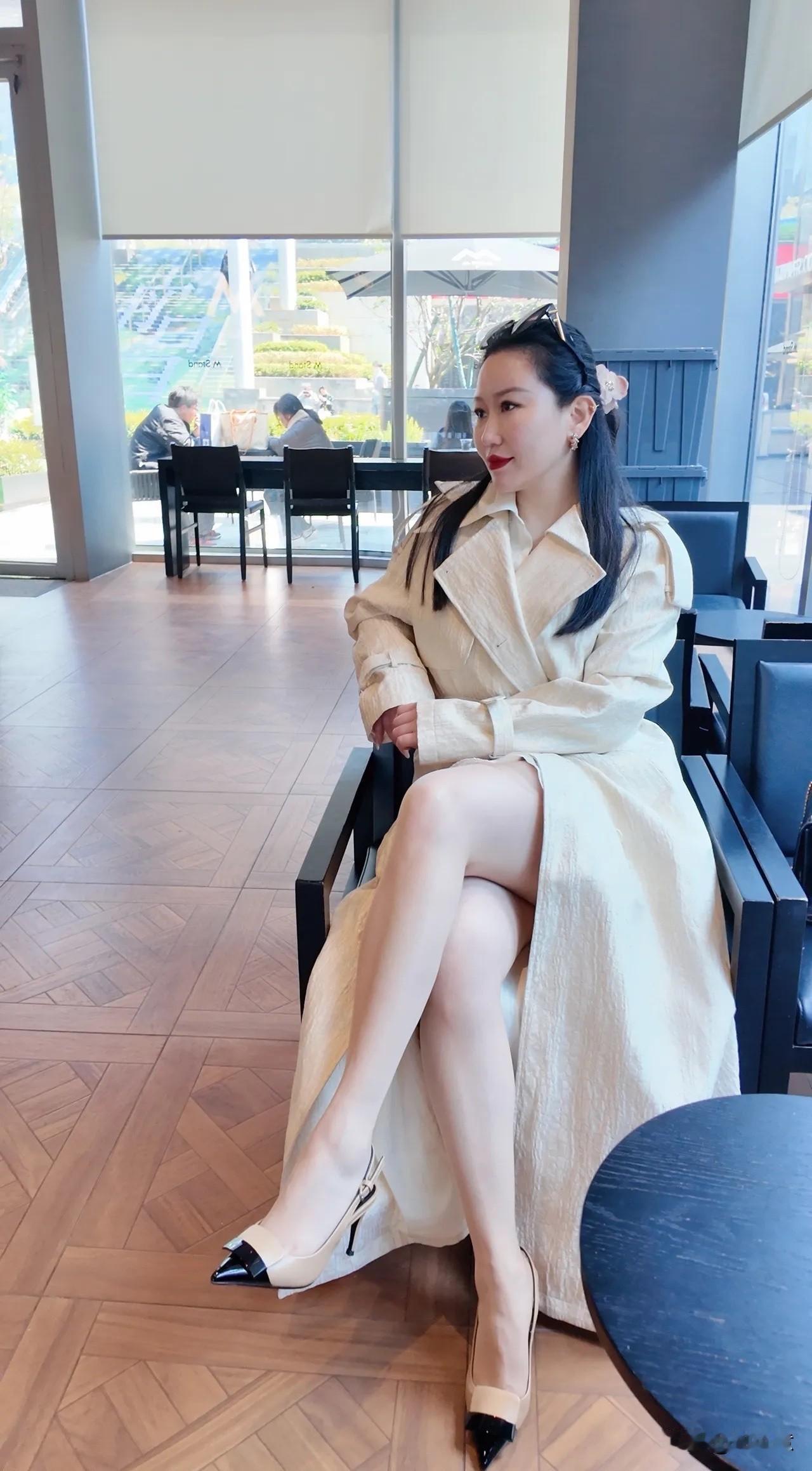 优雅咖啡馆，时尚穿搭，享受美好时光