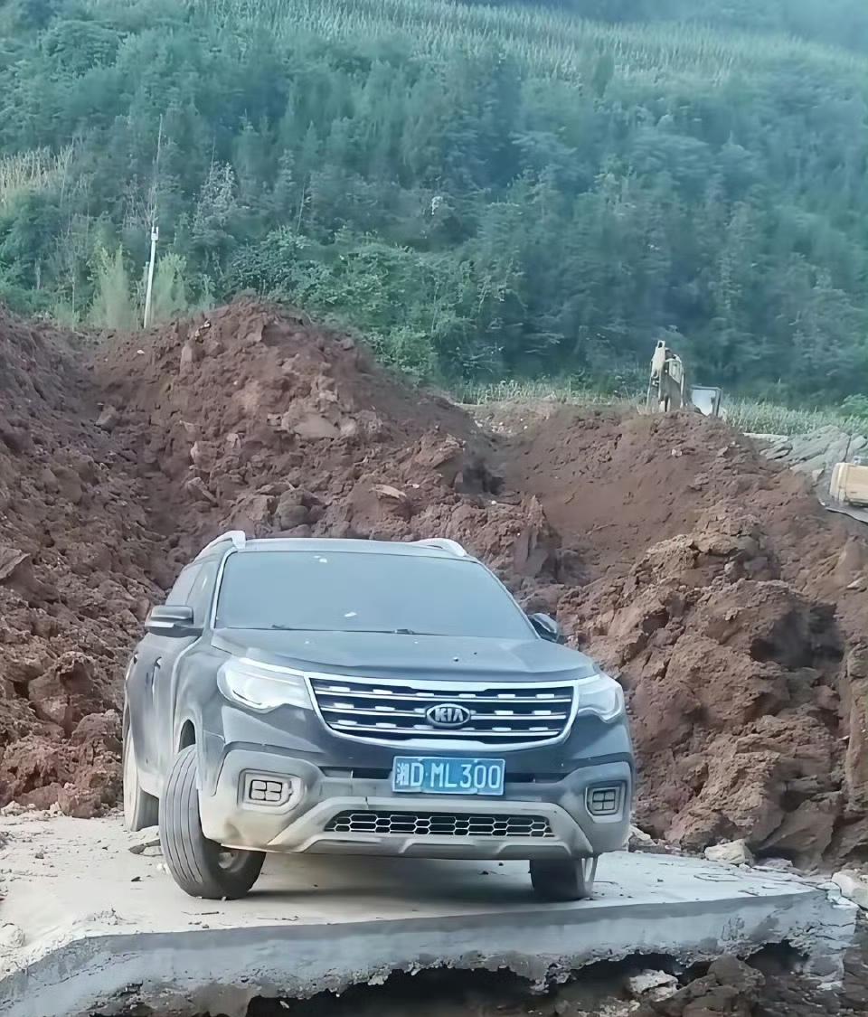 这是哪位大老板的车，当初停到这是多顺畅，现在想开出去怕是难了吧？都快没地方腾挪了