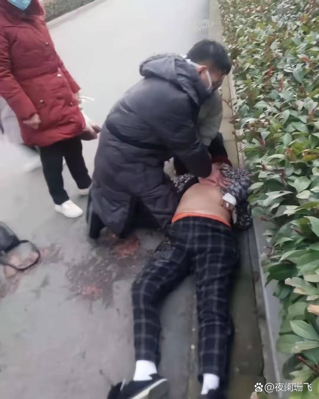 怕吗？怕。上吗？上！福建这对夫妻街头一跪，全网破防近日福建龙岩街头，一名男子