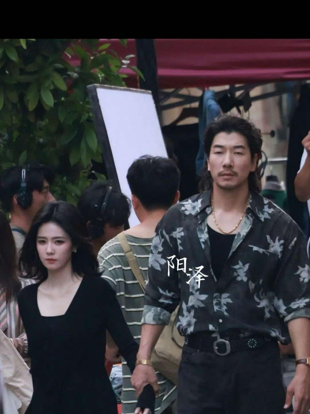 有网友说，这是张亮带着白鹿（王韵娜）一起去吃麻辣烫。​​​