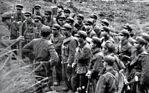 1979年，越南老百姓发现一个怪象：中国军队撤退时，为什么专炸水泥电线杆？1