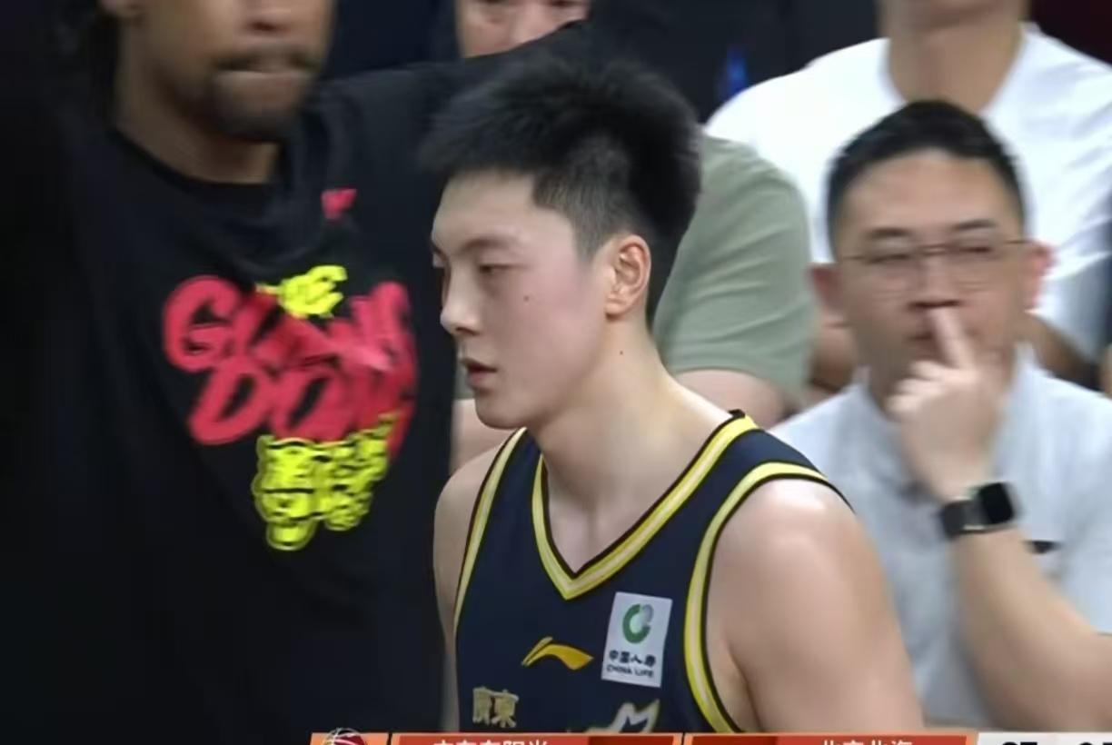 1-1打平！广东男篮主场加时险胜北京，这场球能赢，杜锋教练最该感谢的不是徐杰，