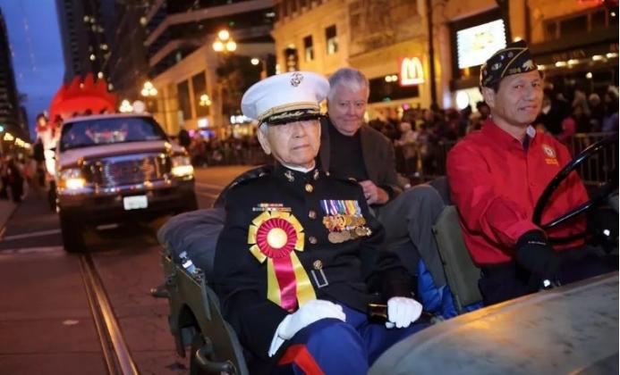 1950年，一名美国华裔军官在朝鲜战场上大喊：我是中国人！然而令他没想到的是，志