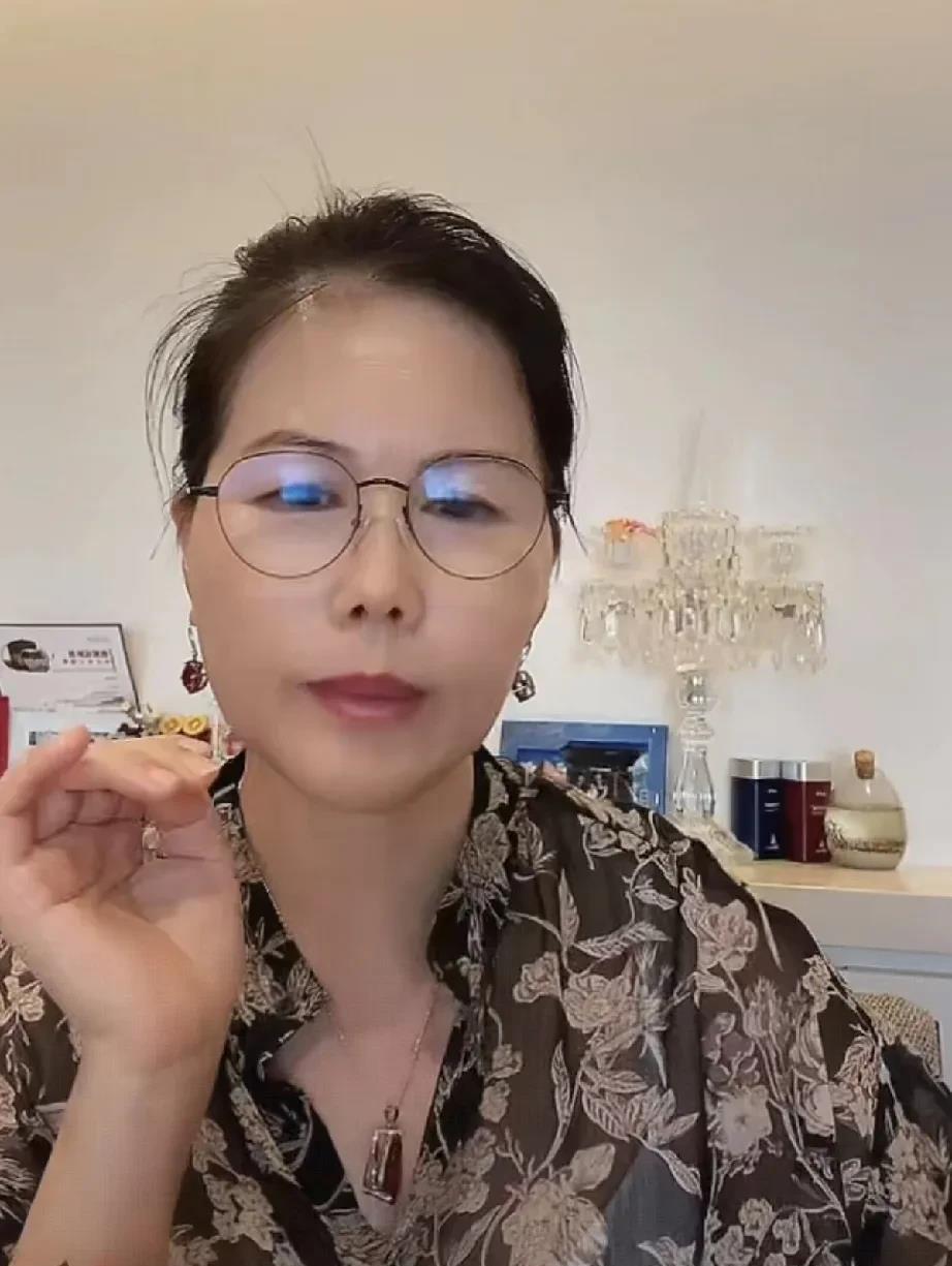 小杨阿姨说，汪小菲俩孩子开了学还是会回湾湾的！玥儿和霖霖已经在湾湾待了好多年，俩