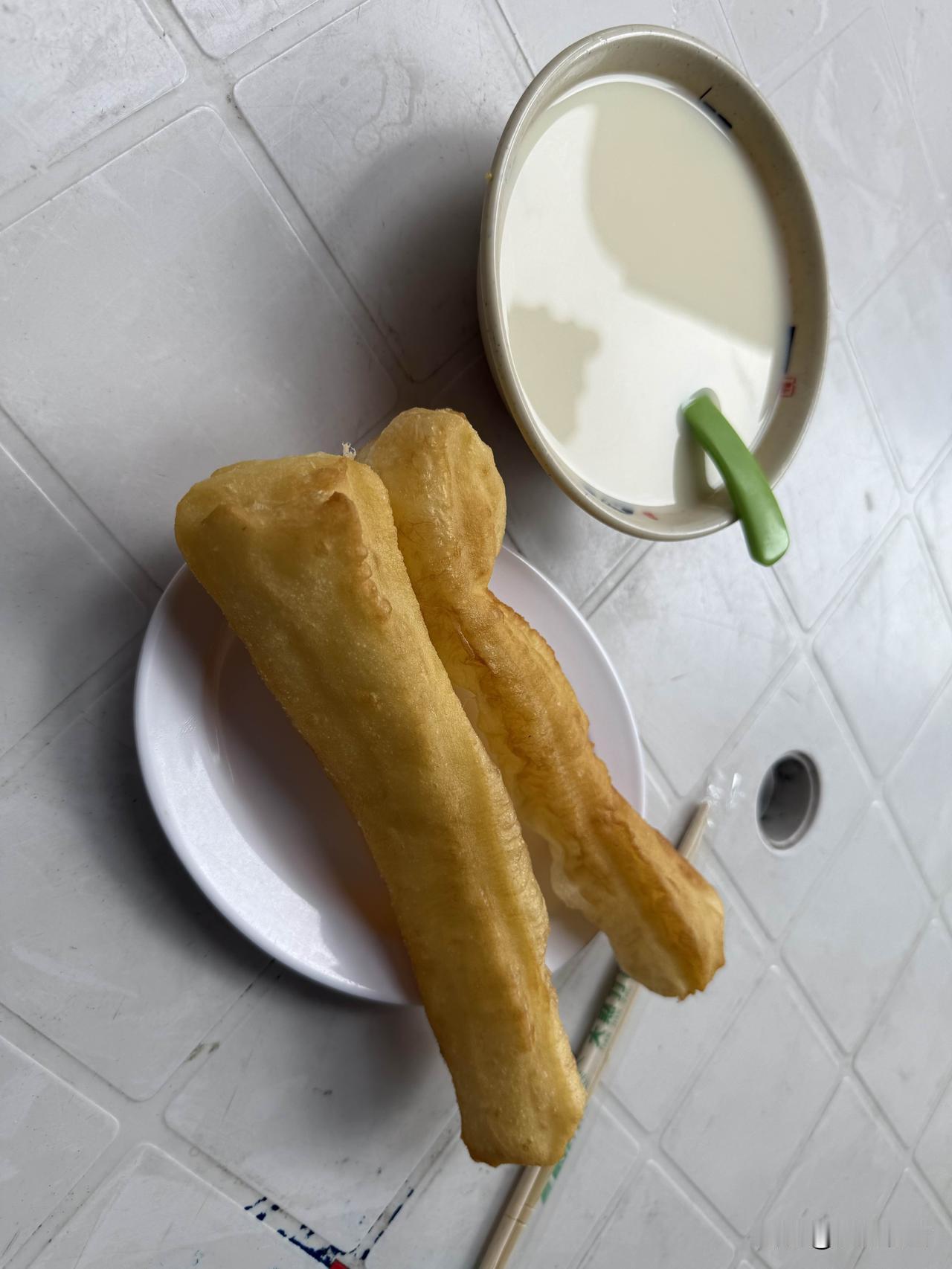 沈阳同泽北街胡同一个早餐店：两根油条没有普兰店一根油条大，卖两元钱，必须的吃食当