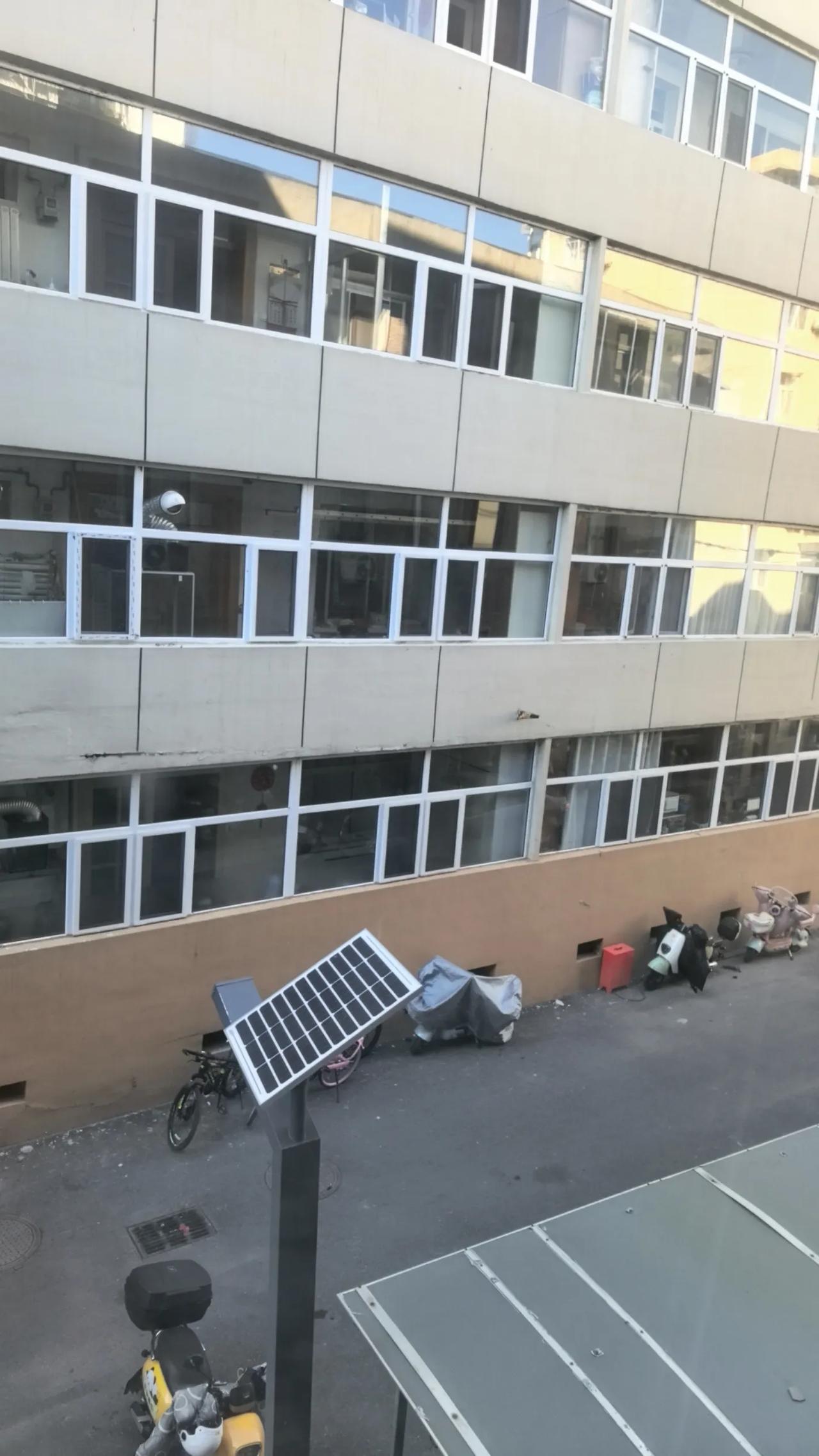 今天早上，在太原市迎泽区看到，一家三口人在一位房地产中介的引领下，看了一套房子，
