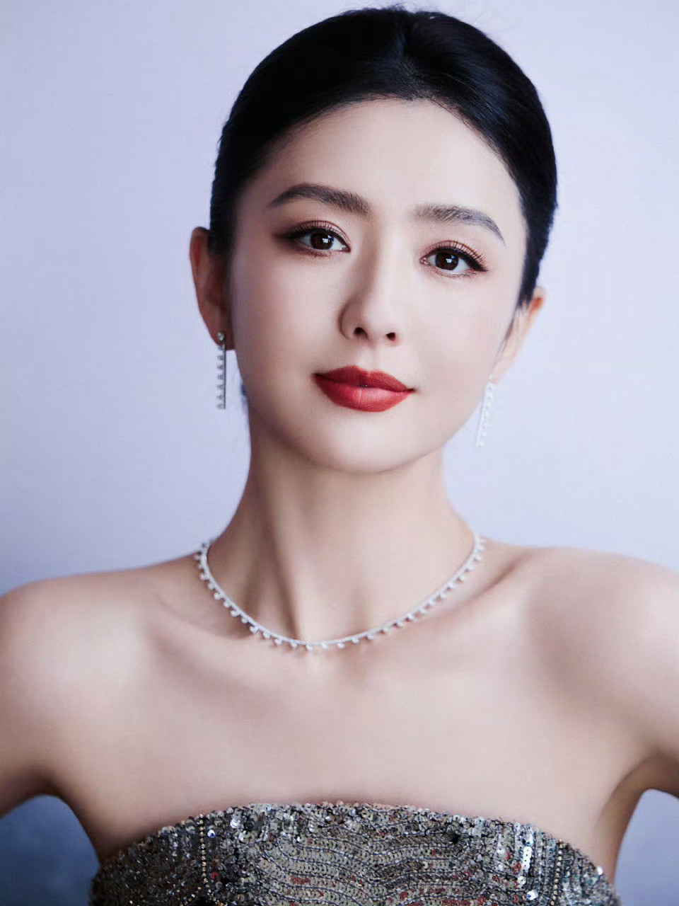 佟丽娅怎么美成这样谁还没被佟丽娅的黑裙红唇美到！姐一袭碎钻黑裙勾勒出紧致腰臀线，