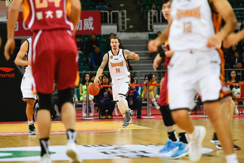 广东男篮和山西男篮算是结仇了！杜峰和潘江打造血性！一场比赛将近70个犯规，如果照