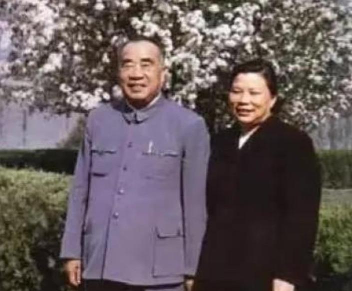 1983年，朱德最疼爱的孙子被执行死刑。次日，康克清照常上班，她刚上车就对司机说