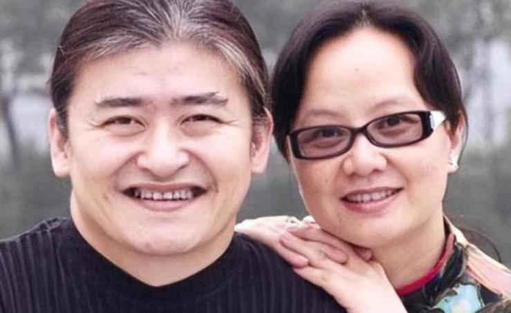 1987年，刘欢对主持人卢璐一见钟情，认识9天后就求婚成功。可是去民政局登记时，