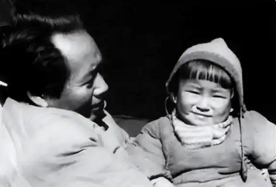 1972年，李讷生孩子后写信请求父亲资助8000元，毛主席看完来信，心里难受极了