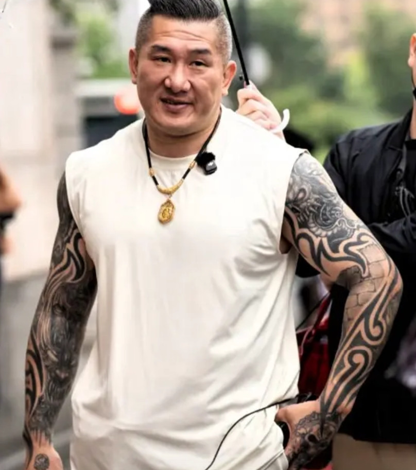 人赚不到认知以外的钱。台湾网红馆长真的没有想到，自己在台湾骂遍绿营、浑身刺青的