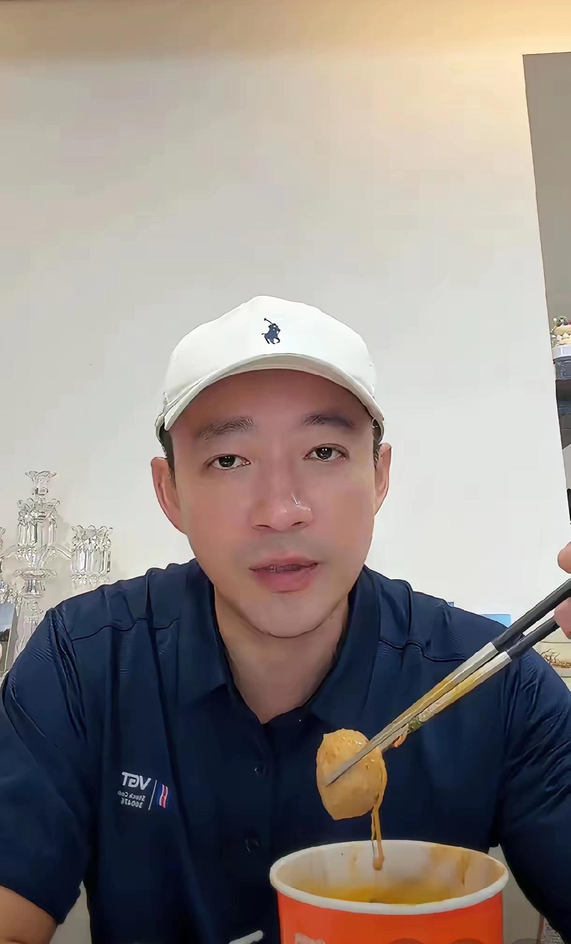 小玥儿小霖霖回北京过暑假。6月17日小菲直播被问道小玥儿小霖霖何时回北京