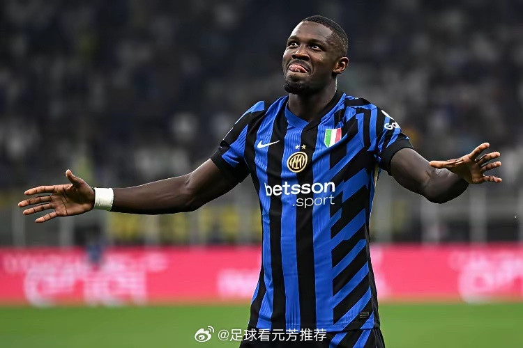 国际米兰表现真差，虽还领先6分，但一场不如一场。巴雷拉本可大脚解围，却背身传给对