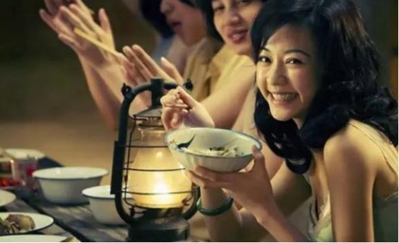 1949年，蒋介石带着60万大军败逃台湾，其中大部分都是没成婚的年轻人，为了解决