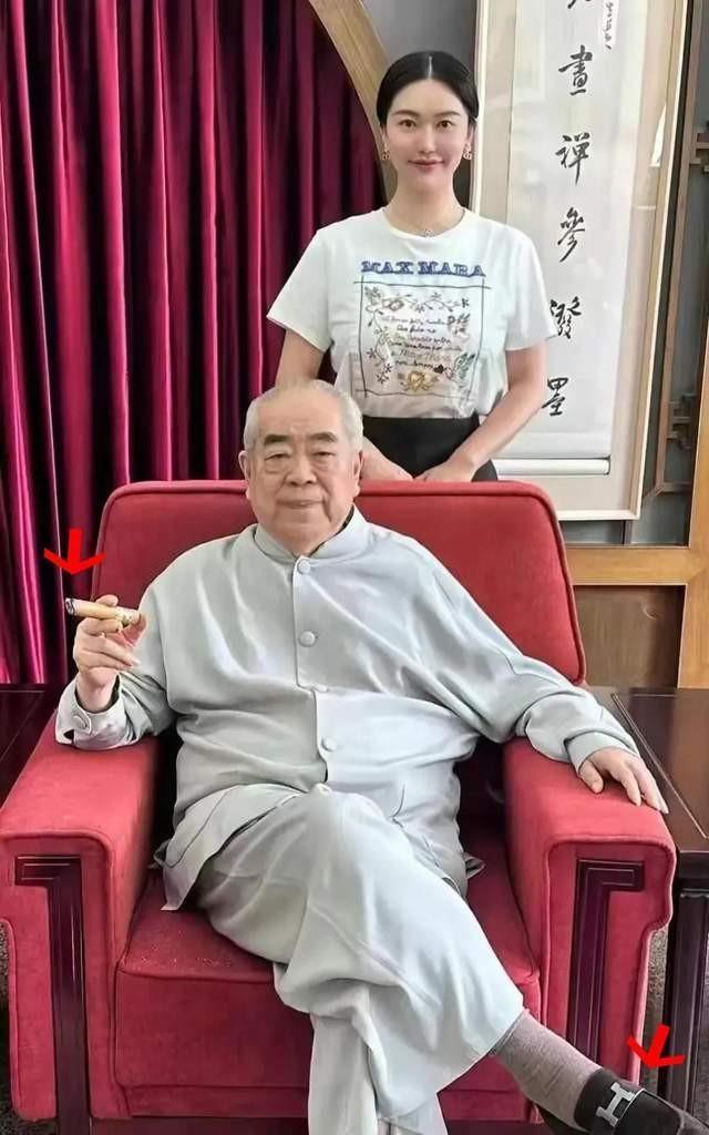 老夫少妻的天塌了，87岁著名书画家被娇妻卷走20亿？网传这个书画家就是87岁