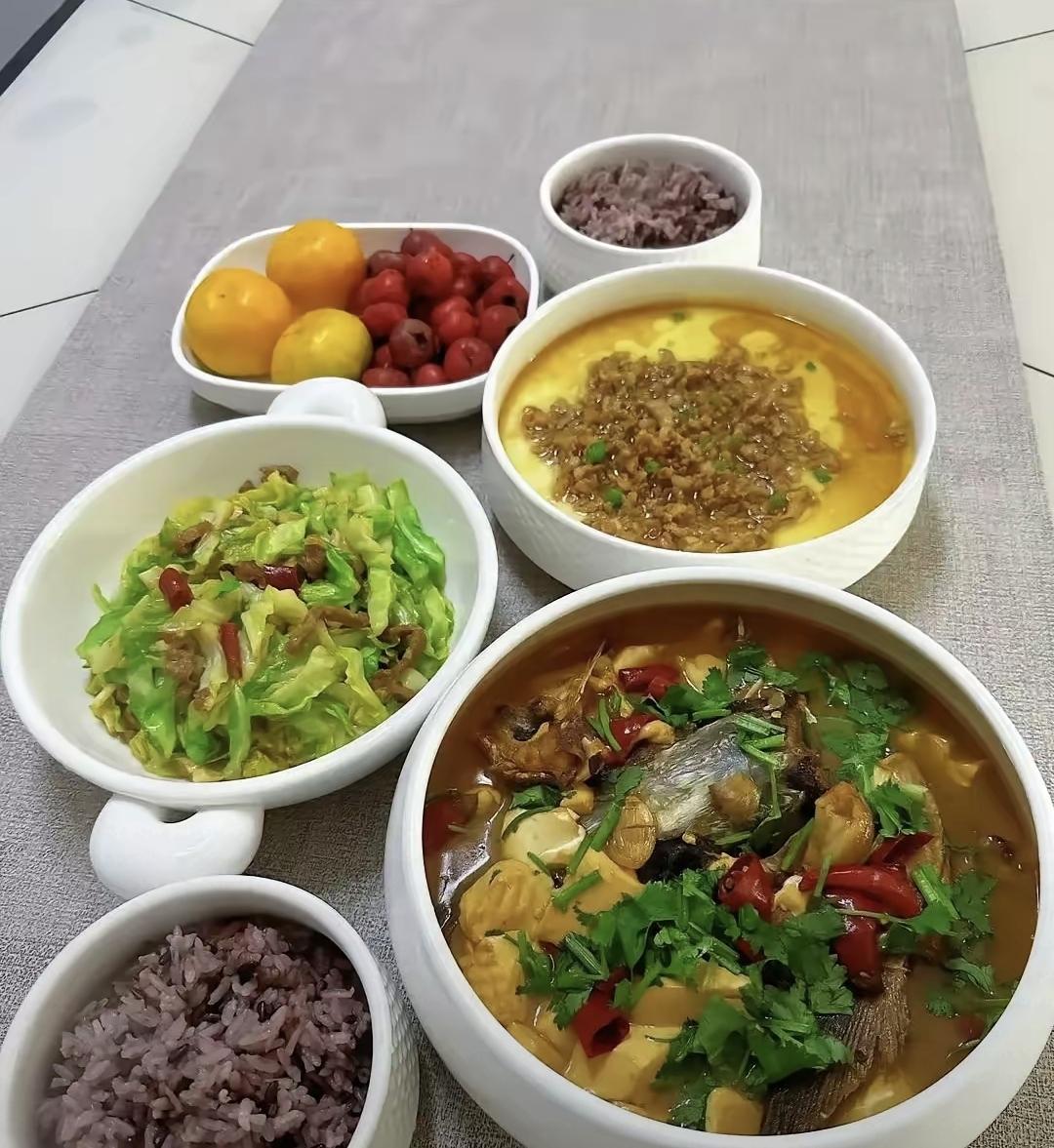 最近刷短视频看到个婆婆，天天五点起床买菜做饭接孙子放学，结果儿媳妇直接说：