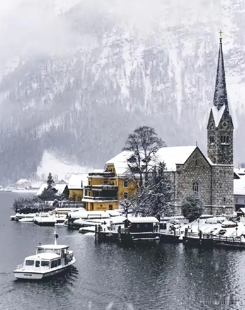 雪落群山裹素纱水滨小镇静无哗孤舟载得清寒去玉树琼花景如画