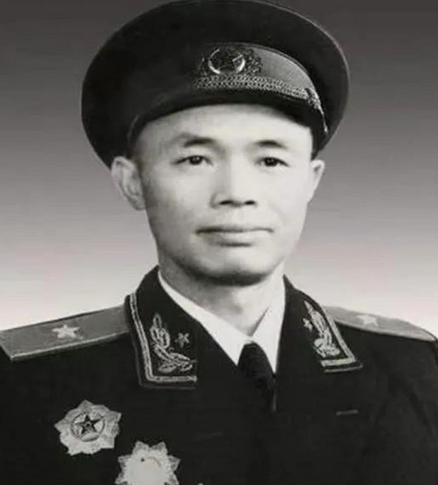 1984年，开国少将钟伟病重。黄克诚去医院看望他，好奇询问他老家是否还有亲人。钟