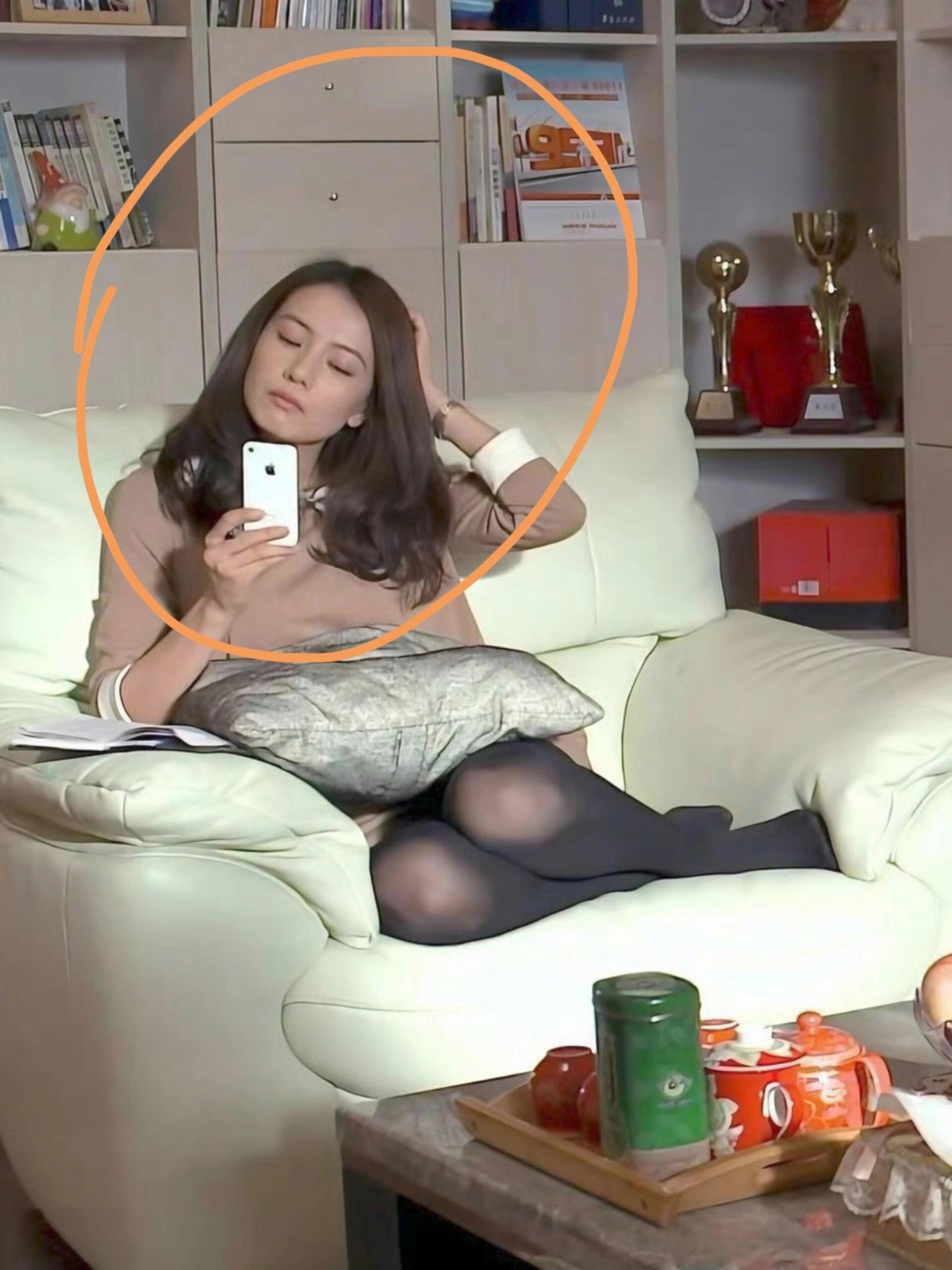 高圆圆穿黑丝出门