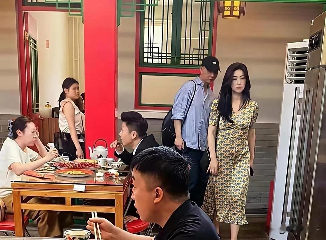 明星和普通人之间，还是有很大区别的，虽然身处普通小餐馆，朱珠都走出了t台的感觉。
