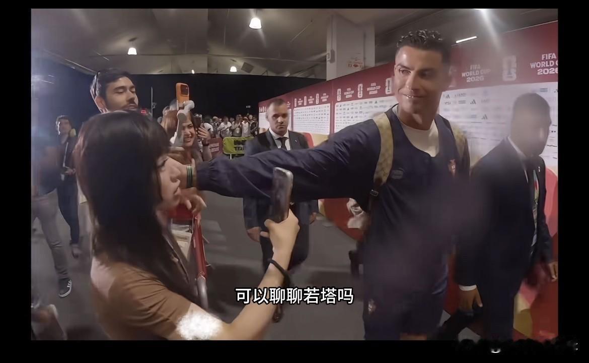 C罗他不是摸！他还rua了一下！谁懂他把博主当成小女孩了，摸了摸头发，一脸慈爱