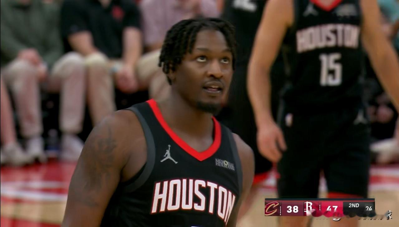 恭喜火箭大将芬尼-史密斯得到了杜兰特的认可！在今天火箭主场以117：100击败骑