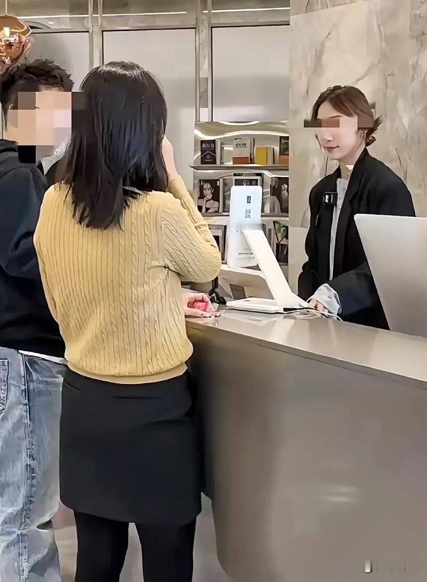 这个漏洞必须要补上！正常情况下，两个人去酒店开房间，按照规定是都必须要出示身份