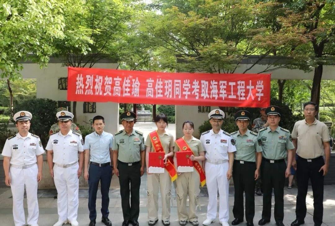 现在军校录取都这么卷了吗，考取军校，都有大校军衔的领导来亲自送录取通知书了，考生