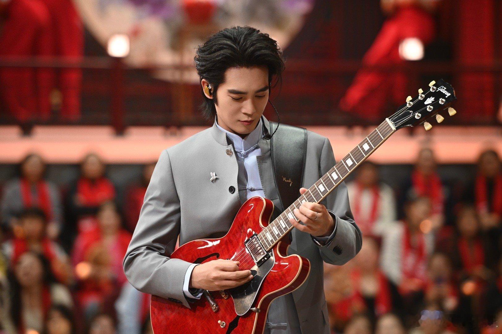 辽宁春晚于适骑马出场于适一骑马登场，整个春晚气场都不一样了！英姿飒爽、风度翩